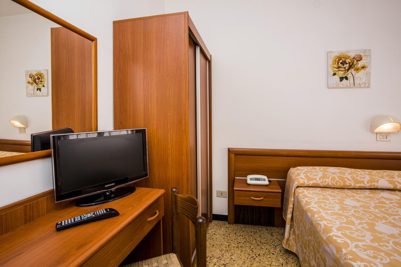 B&B Hotel Costa Azzurra Споторно Екстериор снимка